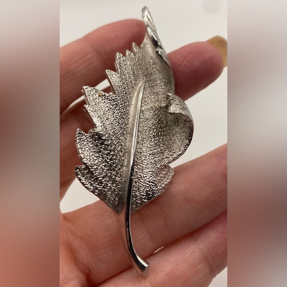 Coro Textured Silver Tone Curled Leaf Brooch Signed  Vintage - Picture 3 of 6